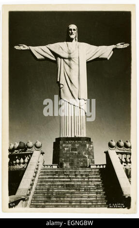 1930 Cette carte postale montre la statue du Christ Rédempteur qui se dresse au sommet de Corcovado Rio de Janeiro au Brésil. Commencé en 1922, il a été achevé en 1931, puis en 2007 du nom de l'une des sept nouvelles merveilles du monde. Banque D'Images