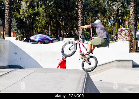 Un garçon d'effectuer une cascade avec un vélo à un skate park à Santa Barbara, en Californie. Banque D'Images