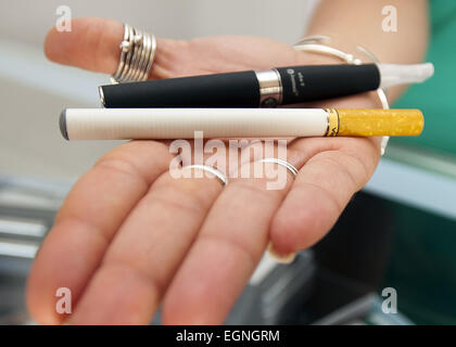 Orange County, Californie, USA. Aot 30, 2012. Cigarettes lectroniques  continuent  gagner du terrain comme les fumeurs de cigarettes  traditionnelles chercher quelque chose de diffrent dans la facilit  d'utilisation, la saveur et les conomies de cots. E ...