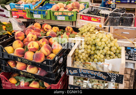 Fruits frais pour la vente à Campo de' Fiori, la place du marché historique de Rome Banque D'Images