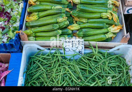 Des légumes frais à vendre à Campo de' Fiori, la place du marché historique de Rome Banque D'Images