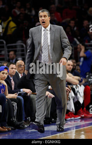 Philadelphie, Pennsylvanie, USA. Feb 27, 2015. Washington Wizards l'entraîneur-chef Randy Wittman réagit au cours de la NBA match entre les Washington Wizards et les Philadelphia 76ers au Wells Fargo Center de Philadelphie, Pennsylvanie. Credit : csm/Alamy Live News Banque D'Images