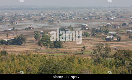 Vue aérienne de rives de lac Inle et beaucoup de maisons sur pilotis au-dessus de l'eau, de la Birmanie, Myanmar, Banque D'Images