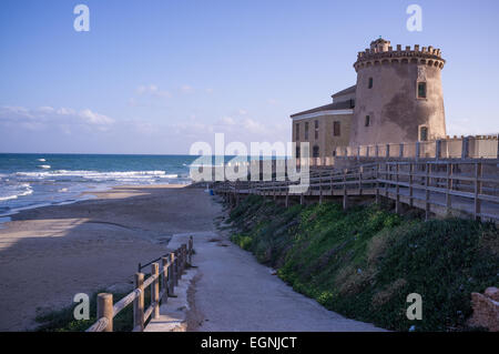 Ancienne tour de garde côtière le long d'une plage de la Costa Blanca, Espagne Banque D'Images