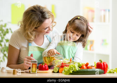 Mère et enfant de la préparation des aliments sains Banque D'Images