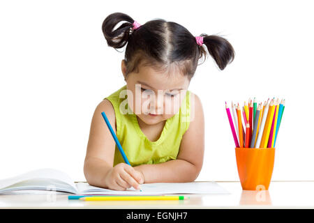 Enfant mignon le dessin avec des crayons de couleur Banque D'Images