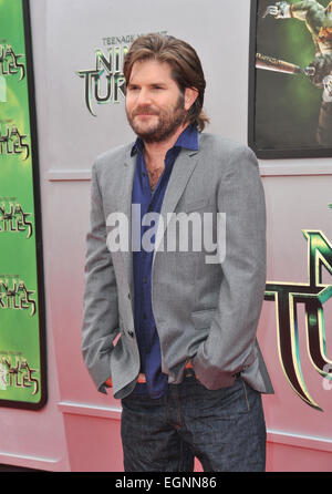 LOS ANGELES, CA - 3 août 2014 : réalisateur Jonathan Liebesman lors de la première de son film 'Teenage Mutant Ninja Turtles' au Regency Village Theatre, Westwood. Banque D'Images