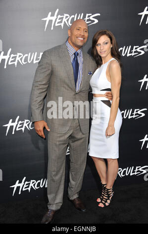 LOS ANGELES, CA - le 23 juillet 2014 : Dwayne Johnson et petite amie Lauren Hashian lors de la première de son film 'Hercules' au théâtre chinois de Grauman, Hollywood. Banque D'Images