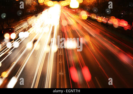 Le trafic routier dans la nuit avec des sentiers et des lumières floues Banque D'Images