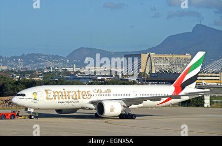 Boeing 777 d'Emirates Airlines à l'aéroport international Galeao Rio de Janeiro Brésil Banque D'Images