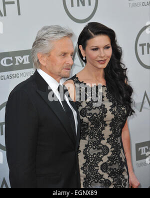 LOS ANGELES, CA - 5 juin 2014 : Michael Douglas et Catherine Zeta-Jones au 2014 American Film Institute's Life Achievement Awards honorant Jane Fonda, au Kodak Theater, Hollywood. Banque D'Images