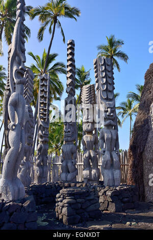 Les images en bois quart à Hale O Keawe Heiau temple - Pu'uhonua O Honaunau National Historical Park, Big Island, Hawaii, USA Banque D'Images