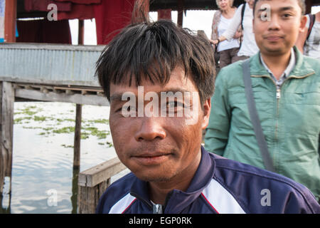 Batelier locales au monastère sur le lac Inle, Myanmar, Birmanie, Banque D'Images