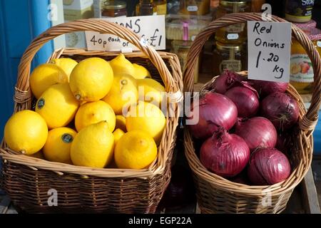 Citrons frais et les oignons pour la vente à l'extérieur d'une boutique England uk Banque D'Images