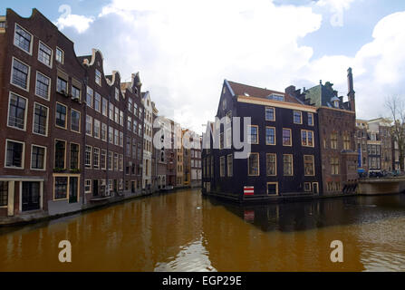 Maisons anciennes et des canaux à Amsterdam centre de jour nuageux. Pays-bas Banque D'Images