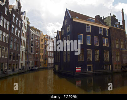 Maisons anciennes et des canaux à Amsterdam centre de jour nuageux. Pays-bas Banque D'Images