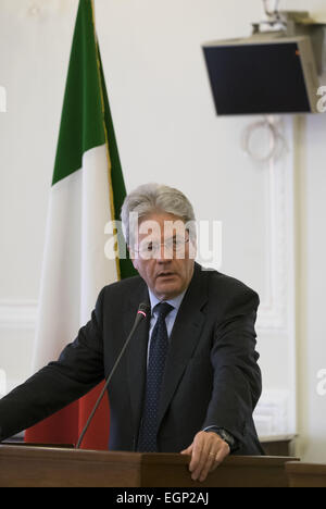 Téhéran, Iran. 28 Février, 2015. Le ministre des Affaires étrangères italien Paolo GENTILONI parle avec les médias lors d'une conférence de presse à Téhéran. Morteza Nikoubazl/crédit : ZUMA Wire/Alamy Live News Banque D'Images