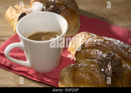 Petit-déjeuner typiquement italien avec une machine à espresso et pain au chocolat Banque D'Images