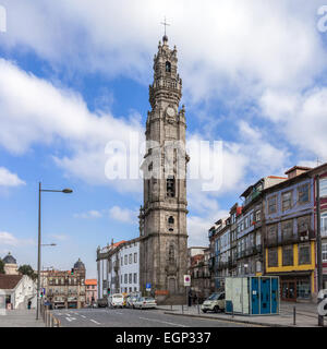 Porto, Portugal. La célèbre Tour des Clercs, l'un des points de repère et des symboles de la ville. Site du patrimoine mondial de l'Unesco Banque D'Images