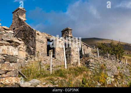 Ruines de maisons ci-dessous Dinorwig carrière près de Llanberis dans Snowdonia. Banque D'Images