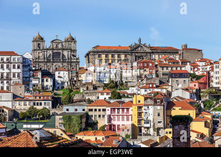 Porto, Portugal. Les toits de la vieille partie de la ville de Porto avec une vue sur le Monastère de São Bento da Vitoria sur la gauche Banque D'Images