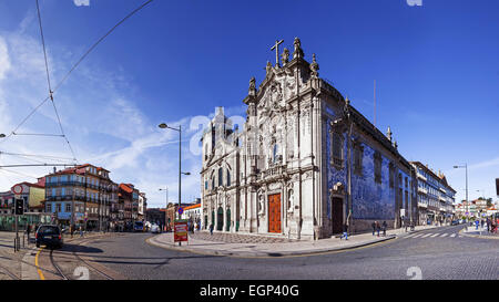 Porto, Portugal. 29 décembre 2015 : sur la gauche de l'église des Carmélites, styles maniériste et Baroque, et le droit à l'Église Carmo Banque D'Images