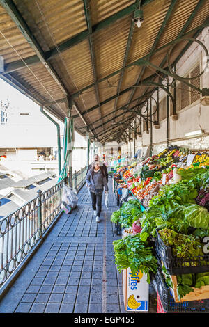 Porto, Portugal. 29 décembre 2014 : l'intérieur de l'historique marché Bolhao, avec des aliments frais à vendre Banque D'Images