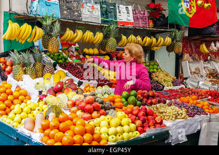 Porto, Portugal. Vendeur de fruits l'organisation et prendre soin de la parole à l'intérieur de l'historique marché Bolhão Banque D'Images