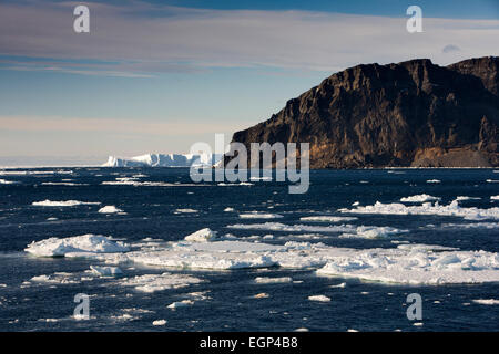 L'Antarctique, l'Antarctique, la banquise sonore ci-dessous recouvert de neige affleurement volcanique Banque D'Images