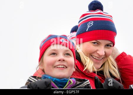 La Princesse héritière Mette-Marit (R) et de la princesse Ingrid Alexandra de la Norvège au Championnat du Monde de Ski à Falun, Suède, 27 février 2015. Photo : Patrick van Katwijk Pays-bas OUT / POINT DE VUE - PAS DE FIL - SERVICE Banque D'Images