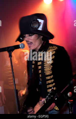 Adam Ant holding guitar out live on stage Banque D'Images