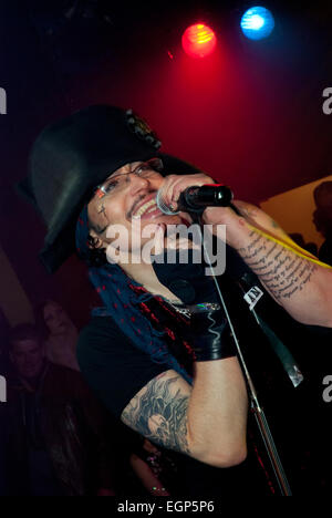 Adam Ant smiling live on stage Londres Banque D'Images