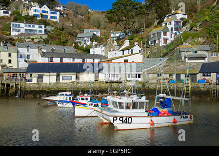 Bateaux amarrés dans le port de Polperro, Cornwall, England UK Banque D'Images