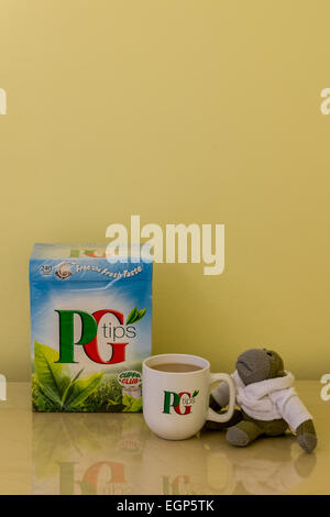 PG Tips les sachets de thé avec PG et PG Mug Monkey Banque D'Images