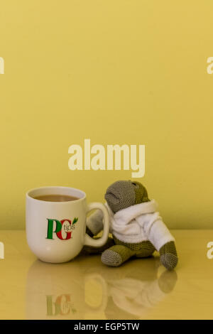 PG Tips les sachets de thé avec PG et PG Mug Monkey Banque D'Images