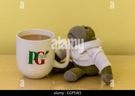 PG Tips les sachets de thé avec PG et PG Mug Monkey Banque D'Images