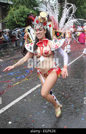 Notting Hill Carnival revelers brave la pluie d''atmosphère où : London, Royaume-Uni Quand : 26 août 2014 Banque D'Images