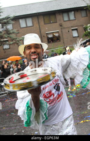 Notting Hill Carnival revelers brave la pluie d''atmosphère où : London, Royaume-Uni Quand : 26 août 2014 Banque D'Images