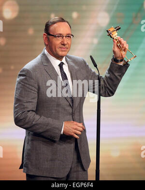 Hambourg, Allemagne. Feb 27, 2015. L'acteur américain Kevin Spacey pose avec son prix lors du 50e Prix de la caméra d'Or (Goldene Kamera) Cérémonie à Hambourg, Allemagne, 27 février 2015. Spacey a été décerné dans la catégorie "Meilleur acteur international'. Photo : Christian Charisius/dpa/Alamy Live News Banque D'Images