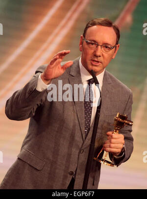 Hambourg, Allemagne. Feb 27, 2015. L'acteur américain Kevin Spacey pose avec son prix lors du 50e Prix de la caméra d'Or (Goldene Kamera) Cérémonie à Hambourg, Allemagne, 27 février 2015. Spacey a été décerné dans la catégorie "Meilleur acteur international'. Photo : Christian Charisius/dpa/Alamy Live News Banque D'Images