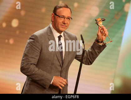 Hambourg, Allemagne. Feb 27, 2015. L'acteur américain Kevin Spacey pose avec son prix lors du 50e Prix de la caméra d'Or (Goldene Kamera) Cérémonie à Hambourg, Allemagne, 27 février 2015. Spacey a été décerné dans la catégorie "Meilleur acteur international'. Photo : Christian Charisius/dpa/Alamy Live News Banque D'Images