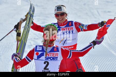 Falun, Suède. 28 Février, 2015. La deuxième places Marit Bjoergen de Norvège (R) félicite l'or olympique Therese Johaug de Norvège après le cross country women's 30 km, départ groupé à la compétition aux Championnats du Monde de ski nordique à Falun, Suède, 28 février 2015. Photo : Hendrik Schmidt/dpa/Alamy Live News Banque D'Images