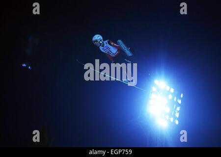 Falun, Suède. Feb 27, 2015. Gabriel Karlen de Suisse s'élance dans l'air pendant la grande colline hommes saut à ski de l'équipe formation au Championnats du Monde de ski nordique à Falun, Suède, 27 février 2015. Photo : Fredrik von Erichsen/dpa/Alamy Live News Banque D'Images