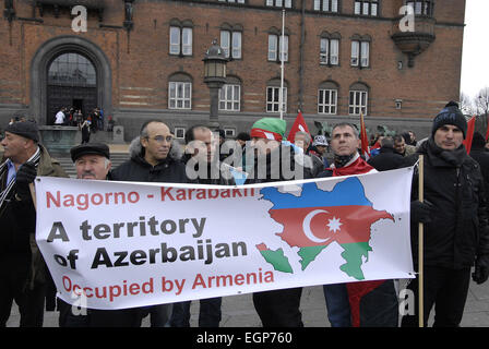 Copenhague, Danemark. 28 Février, 2015. Azerbaijanian turc et vivant au Danemark ont protesté contre l'Arménie affirmant que le Haut -Karabaki est un territoire de l'Azerbaïdjan occupés par l'Arménie. Crédit : François doyen/Alamy Live News Banque D'Images