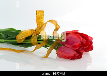 Bouquet de tulipes rouges ruban jaune Banque D'Images