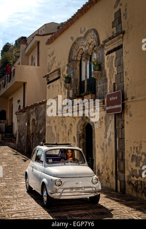 Fiat 500 Classic conduisant le village de Savoca Sicile Banque D'Images