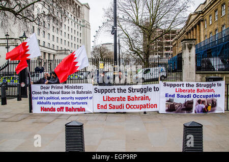 Une manifestation a eu lieu en dehors de Downing Street pour protester contre le maintien de la présence des troupes de l'Arabie à Bahreïn. Whitehall, Londres, UK Banque D'Images