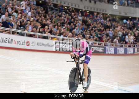 Londres, Royaume-Uni. 28 Février, 2015. Dame Sarah Histoire lors de sa tentative de record du monde UCI Heure, Lee Valley Velopark, London Crédit : Guy Swarbrick/trackcycling.net/Alamy Live News Banque D'Images