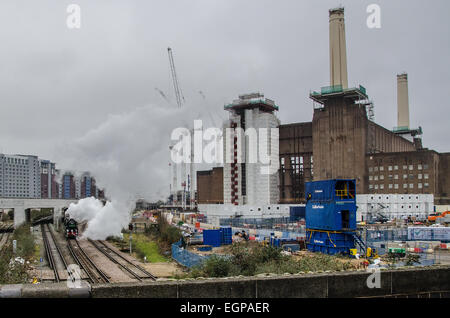 British Rail Merchant Navy Class 4-6-2 no 35028 'Clan Line' passant par la centrale électrique de Battersea en cours de développement à Londres, Royaume-Uni Banque D'Images