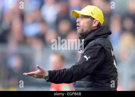 Dortmund, Allemagne. 28 Février, 2015. L'entraîneur de Dortmund JÜRGEN KLOPP réagit au cours de la match de football Bundesliga Borussia Dortmund vs FC Schalke 04 à Dortmund, en Allemagne, le 28 février 2015. Photo : Federico Gambarini/dpa (ATTENTION : En raison de la lignes directrices d'accréditation, le LDF n'autorise la publication et l'utilisation de jusqu'à 15 photos par correspondance sur internet et dans les médias en ligne pendant le match.)/dpa/Alamy Live News Banque D'Images